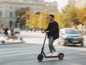 Ein junger Mann nimmt mit einem E-Scooter am öffentlichen Straßenverkehr in einer Stadt teil,