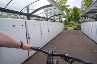 Bicycle parking spaces and boxes on the cycle path in the east of Utrecht, at Utrecht-Lunetten