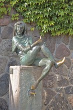 Till Eulenspiegel fountain by Karlheinz Goedtke, bronze sculpture, modern art, seated, Till