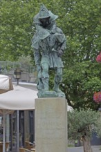 Sculpture Huckup monument by Carl Röder 1905, carrying figures on the back, modern art, bronze