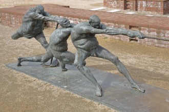 Tug-of-war by Karl-Henning Seemann 1987, bronze sculpture, modern art, tug-of-war, rope, sport,