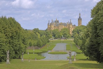 Castle garden with figures, ponds and castle, Schwerin, Mecklenburg-Vorpommern, Germany