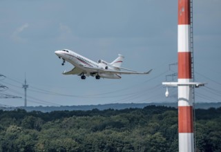 Dassault Falcon 7X, of the American company S. C. Johnson & Son, at take-off, Düsseldorf Airport,