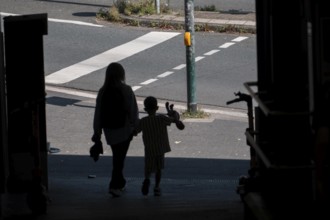 Subway, pedestrian, dark, mother and child, symbolic image