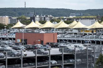 Düsseldorf Airport, multi-storey car parks P4 and P5, full during the summer holidays, North