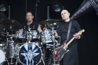 Jimmy Chamberlin (drummer) and Billy Corgan (singer) from The Smashing Pumpkins live on The Aghori