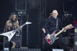 Kiki Wong (guitarist) and Billy Corgan (singer) from The Smashing Pumpkins live on The Aghori Tour