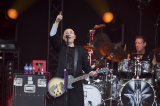 Billy Corgan (singer) and Jimmy Chamberlin (drummer) from The Smashing Pumpkins live on The Aghori