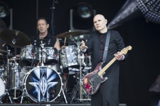 Jimmy Chamberlin (drummer) and Billy Corgan (singer) from The Smashing Pumpkins live on The Aghori