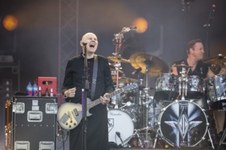 Billy Corgan (singer) and Jimmy Chamberlin (drummer) from The Smashing Pumpkins live on The Aghori