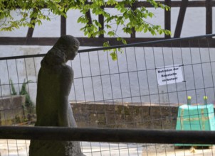 Die Schöne Lau, Wassernixe am Blautopf, behind it sign no trespassing on the construction site,