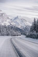 Winter road trip on the Icefields Parkway with lots of snow and ice, Banff National Park, Jasper