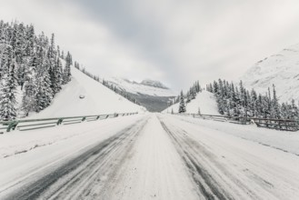 Winter road trip on the Icefields Parkway with lots of snow and ice, Banff National Park, Jasper