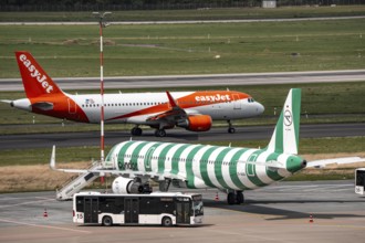 Düsseldorf Airport, Condor Airbus A321-200, aircraft on the apron, EasyJet Airbus A320-200 taxiing