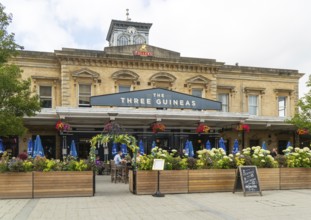 The Three Guineas, Fullers pub, Reading railway station, Reading, Berkshire, England, UK