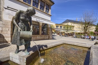 Mother-child fountain, fountain with bronze sculptures, sculptor Fritz Schelle, square, pedestrian