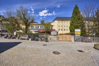 Gasthof Neuhaus, Royal Castle Berchtesgaden, pedestrian zone, square, cobblestones, benches, seated