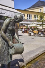 Mother-child fountain, sculptor Fritz Schelle, fountain with bronze sculptures, square, outdoor