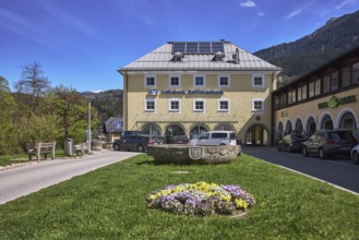 Volksbank Raiffeisenbank Oberbayern Südost eG, Fischerbrunnen, master stonemason August Wolf,