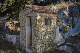 Apitiki, Lost Place, Bunker, Guardhouse, Small stone hut next to rocks, surrounded by dry grass and