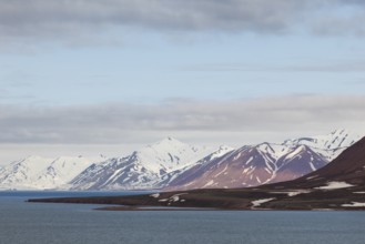 Mountain range, sea, Jotunkjeldene, Spitsbergen, Svalbard