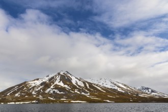 Mountain range, current spring, Recherchebreen, Spitsbergen, Svalbard