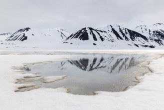 Meltwater in front of mountain range, snow, Mushamna, Spitsbergen, Svalbard