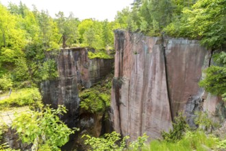 On the porphyry nature trail, Gleisberg quarry with number wall, historic quarries on the