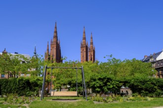 Green space on the Dernsche grounds, with Protestant market church, Wiesbaden, Hesse, Germany