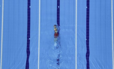 Top view of a swimmer with amputated hands