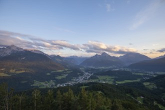 Panoramic view from the Kneifelspitze of Berchtesgaden, Hoher Göll, the Kehlsteinhaus, Watzmann,
