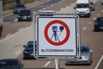 (Photomontage) Speed camera marathon Symbolic image: Sign with the inscription BLITZERMARATHON and