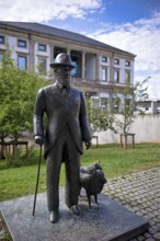 Statue, bronze sculpture of King Wilhelm II of Württemberg with dogs behind the StadtPalais in the
