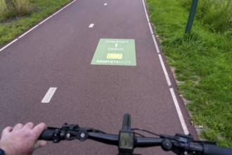 Long-distance cycle route F28, so-called Doorfietsroute, through cycle route, in the province of