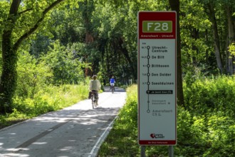 Long-distance cycle path F28, so-called Doorfietsroute, through cycle path, in the province of