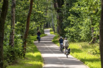 Long-distance cycle path F28, so-called Doorfietsroute, through cycle path, in the province of