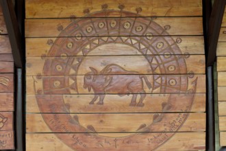 Wood carving at the Banff Indian Trading Post shop, Banff, Banff National Park, Alberta, Canada
