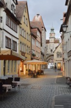 Röderbogen and alley with shops and restaurants, Rothenburg ob der Tauber, Middle Franconia,