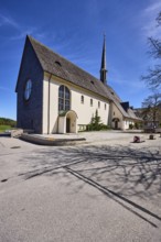 Parish church Bayerisch Gmain, church, trees, blue sky, cirrus clouds, cirrostratus clouds,