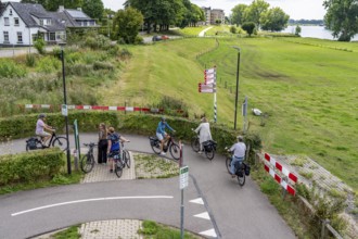Ramp, to the De Massover cycle path bridge, over the Meuse south of Nijmegen, near Cuijk, part of