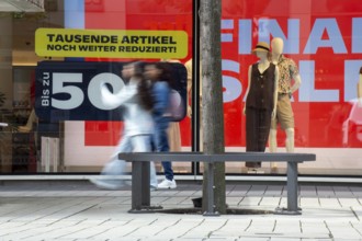 Summer sales: discounts are advertised in the windows of Peek & Cloppenburg (Mannheim)