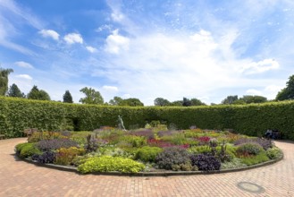 Lindenrund flower roundabout in Grugapark Essen, containing a bronze sculpture of a female javelin