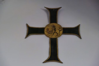 Samson kills the lion, depiction of a biblical scene on a cross, Deutschordenshaus in Vienna,