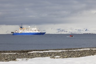 Expedition ship deploys Zodiac, sea, Mushamna, Spitsbergen, Svalbard