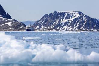 Expedition ship in front of glacier, sea, Fugelfjorden, Spitsbergen, Svalbard