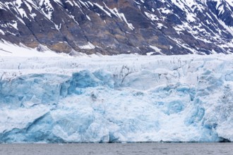 Glacier tongue, edge in front of mountain range, sea, Konowbreen, Spitsbergen, Svalbard