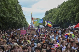 Overview of the participants on Straße des 17. Juni at the 47th Christopher Street Day under the