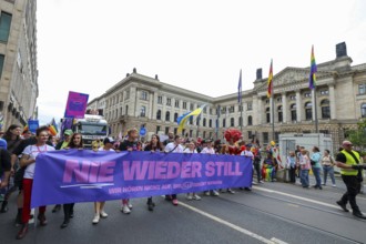 Banner Nie wieder still in front of the Bundesrat at the 47th Christopher Street Day under the