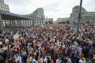 Overview of the participants at Potsdamer Platz at CSD Berlin under the motto - Never quiet again -
