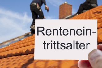 (Photomontage) Business card with the inscription RENTENINTRITTSALTER in front of a roofer at work
